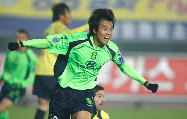 Lee Dong-Gook pensait célébrer son 21e but de la saison. Lee Dong-Gook