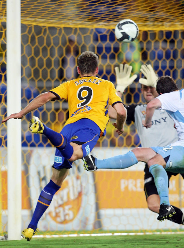 Encore un triplé pour l'incroyable Smeltz et Gold Coast s'installe Shane Smeltz