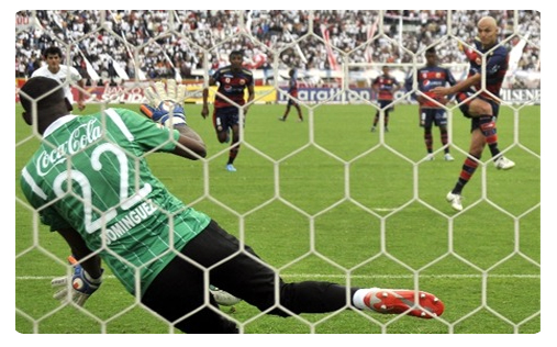 Alexander Domínguez stoppe le penalty de Bevacqua. C'est le premier tournant du clasico quiteño Alexander Domínguez