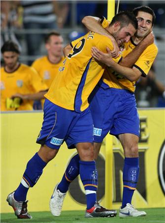 Gold Coast s'offre Central Coast et recolle en tête de la A-league. Gold Coast United