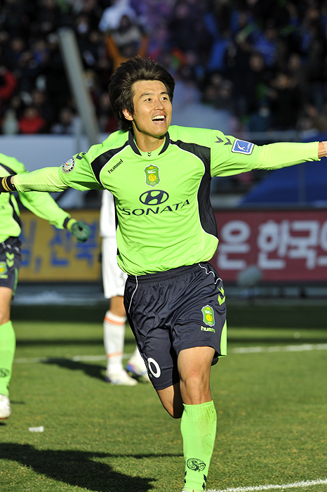 Lee Dong-gook, meilleur buteur du championnat a parachevé la victoire des siens Lee Dong-Gook
