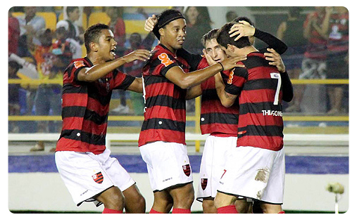 Le Flamengo de Ronaldinho frappe fort d'entrée Flamengo